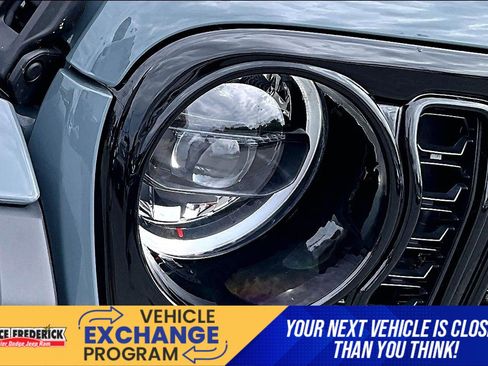 Used 2025 Jeep Gladiator Mojave AWD/4WD image 23