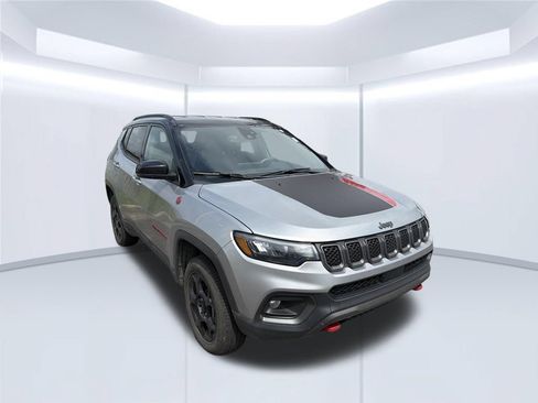 Used 2023 Jeep Compass Trailhawk AWD/4WD image 2