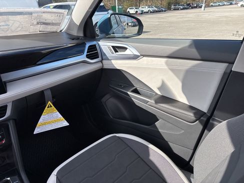 New 2026 Volkswagen Taos SE image 25