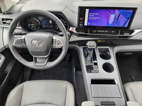 Used 2026 Toyota Sienna XLE FWD image 33