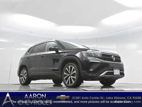 Used 2023 Volkswagen Taos SE w/ Panoramic Sunroof Package image 2