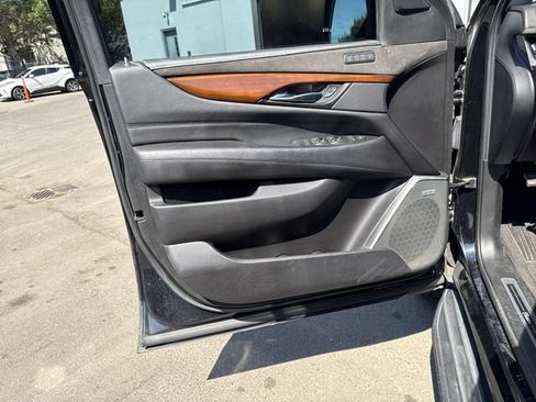 Used 2020 Cadillac Escalade Luxury RWD image 16
