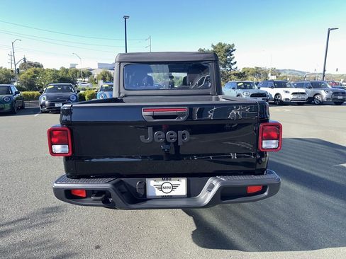 Used 2023 Jeep Gladiator Sport image 4