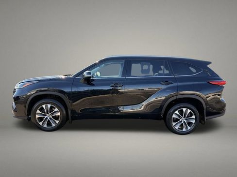 Used 2021 Toyota Highlander XLE AWD/4WD image 2