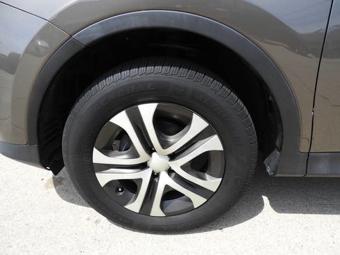 Used 2015 Toyota RAV4 LE w/ Four Season Floor Mat Package AWD/4WD image 13