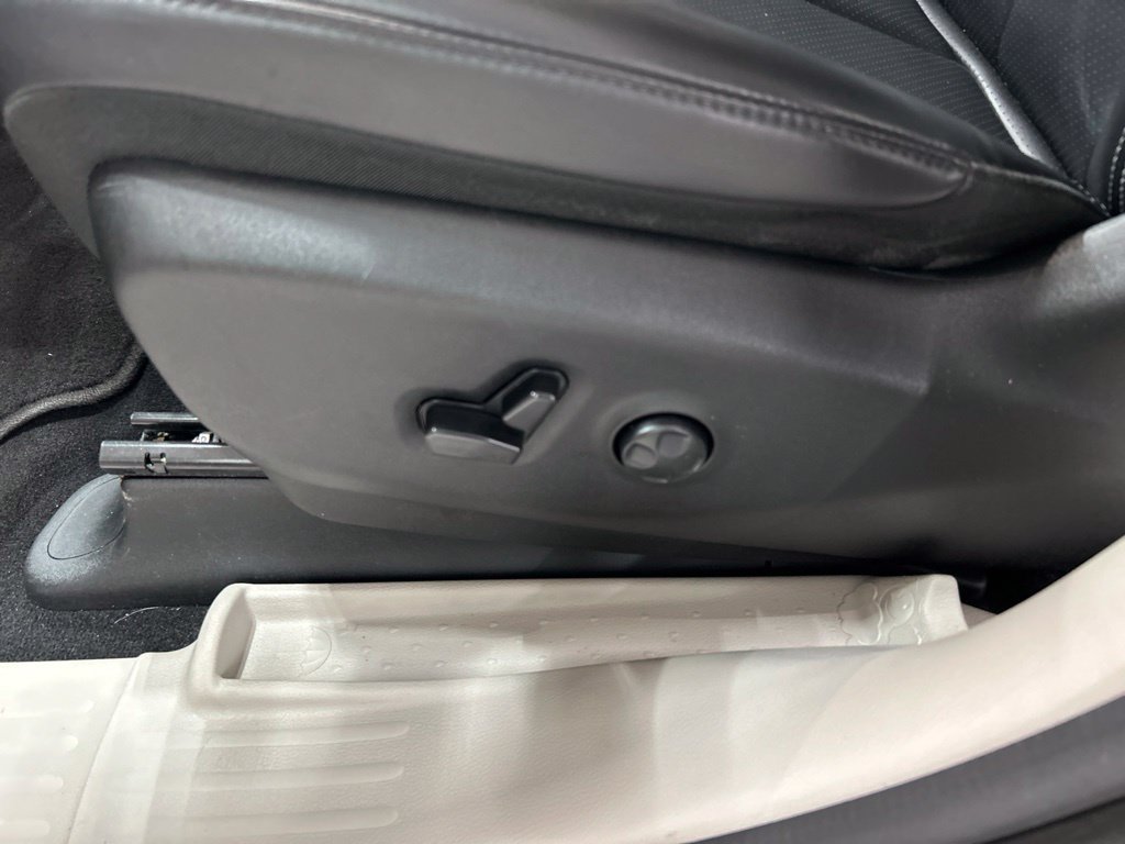Used 2023 Chrysler Pacifica Touring-L FWD image 11
