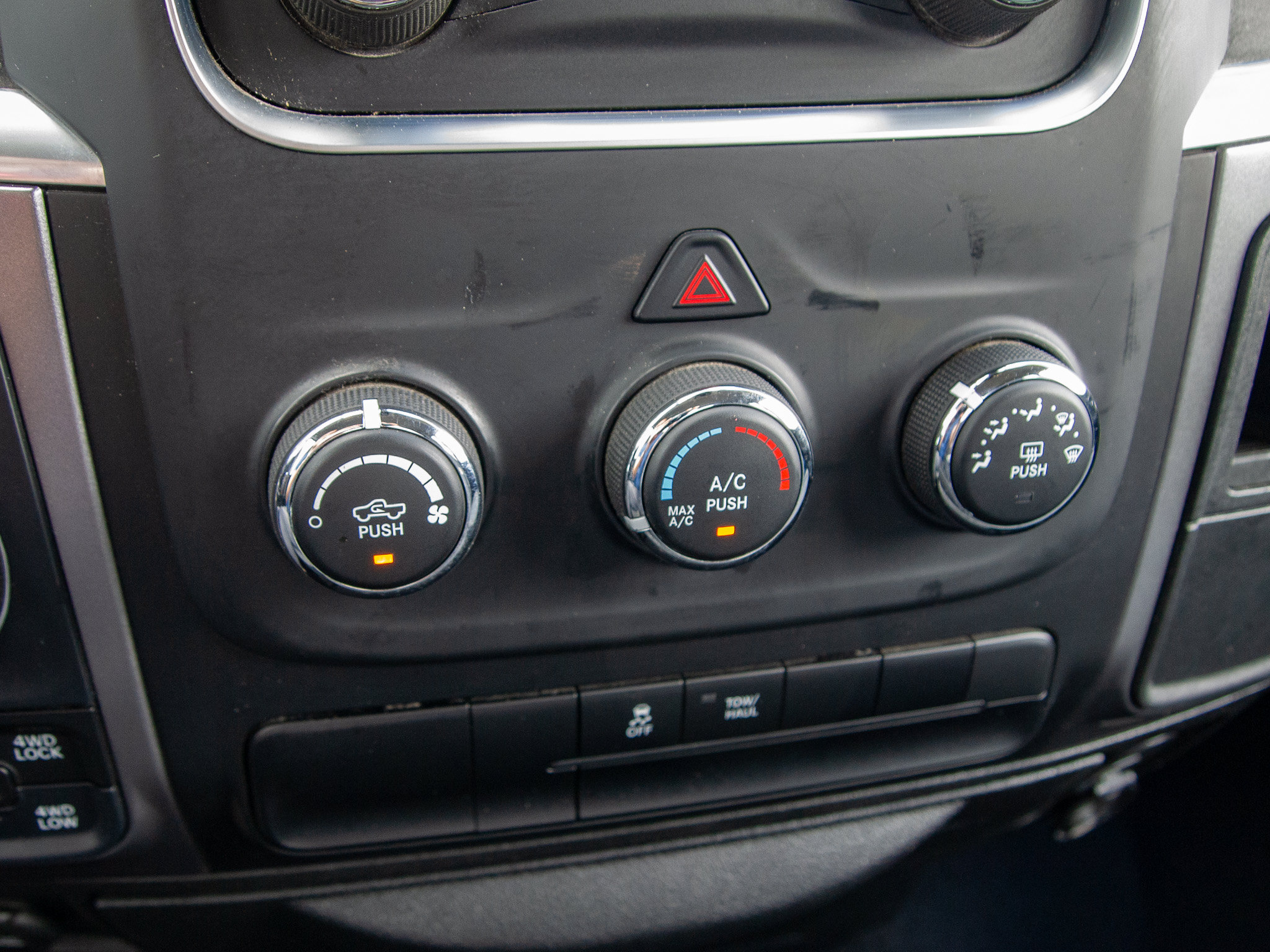 Used 2024 RAM 1500 Classic SLT AWD/4WD image 18