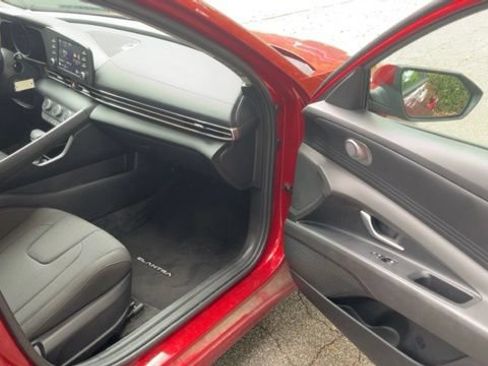 Used 2023 Hyundai Elantra SE FWD image 10
