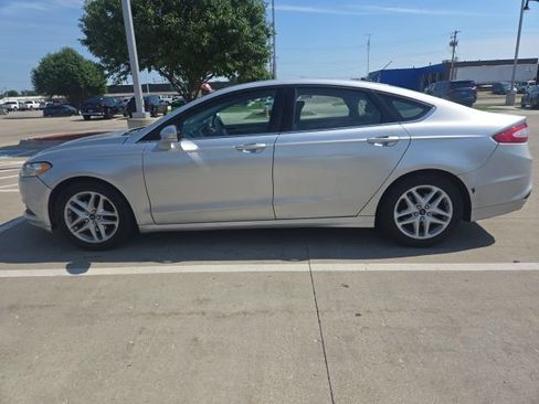 Used 2016 Ford Fusion SE w/ SE Cold Weather Package FWD image 2