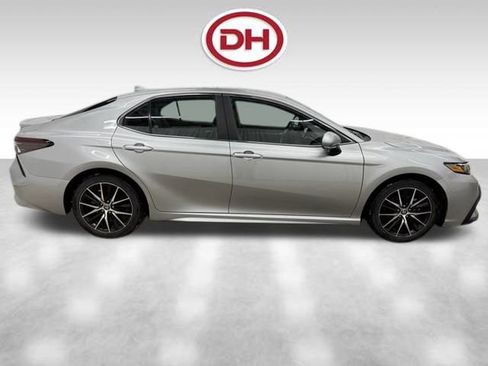 Used 2023 Toyota Camry SE image 2