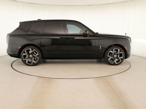 Used 2025 Rolls-Royce Cullinan Black Badge AWD/4WD image 8