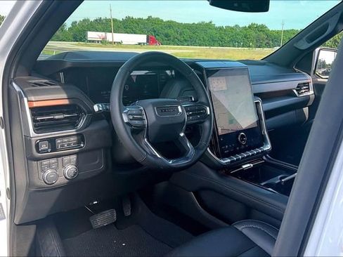 Used 2025 GMC Yukon XL Denali AWD/4WD image 17