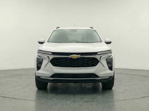 Used 2025 Chevrolet Trax LT FWD image 2