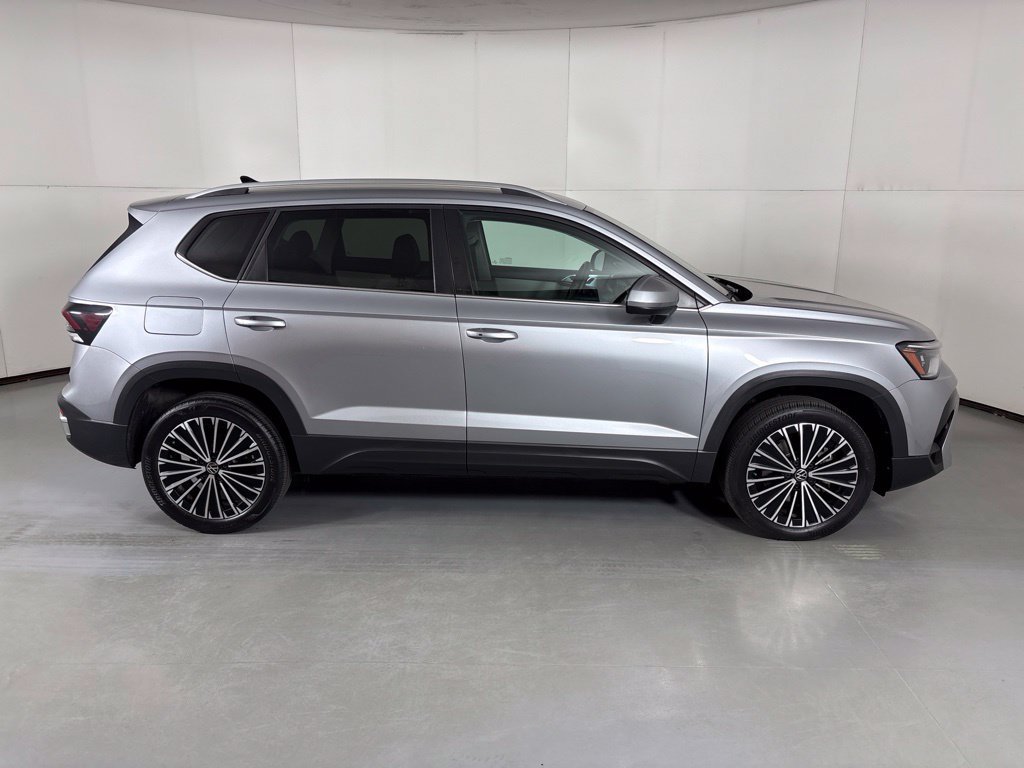 Used 2025 Volkswagen Taos SE FWD image 9