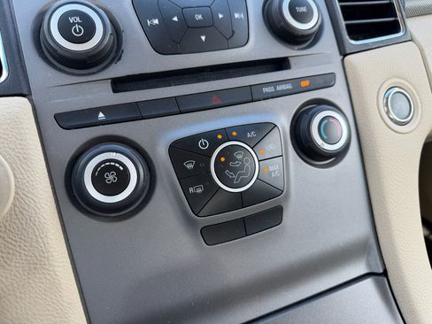 Used 2016 Ford Taurus SE FWD image 19