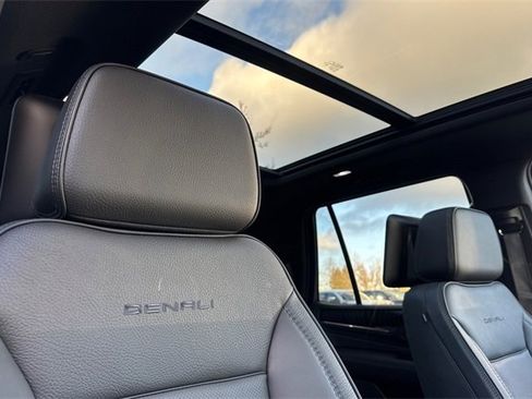 Used 2024 GMC Yukon Denali w/ Advanced Technology Package image 18
