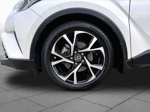 Used 2019 Toyota C-HR XLE FWD image 11