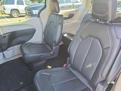 Used 2024 Chrysler Pacifica Touring-L FWD image 14