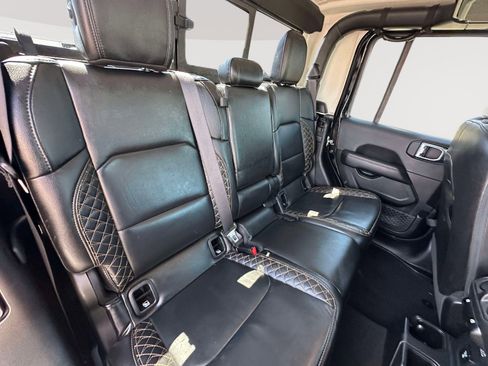 Used 2023 Jeep Gladiator Overland AWD/4WD image 24