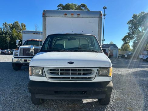 Used 2002 Ford E-350 and Econoline 350 Super Duty RWD image 2