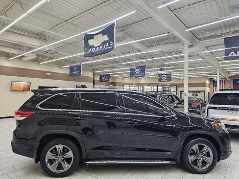 Used 2017 Toyota Highlander Limited Platinum AWD/4WD image 5