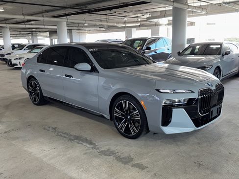 Used 2025 BMW 760i xDrive w/ Executive Package AWD/4WD image 2