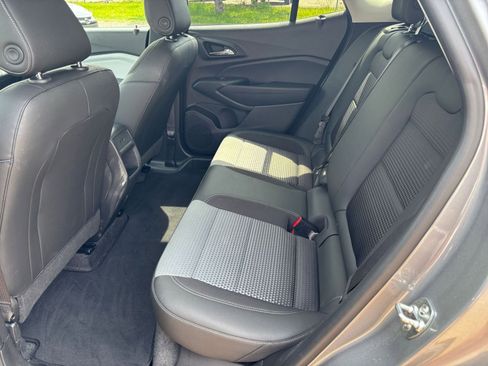 Used 2025 Chevrolet Trax LT FWD image 25