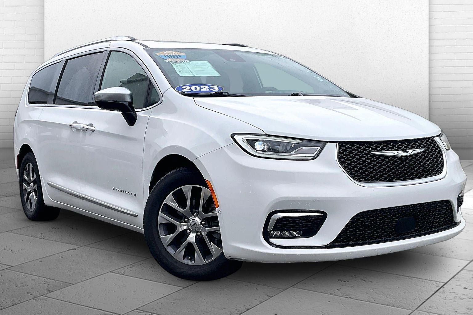 Used 2023 Chrysler Pacifica Pinnacle FWD image 1