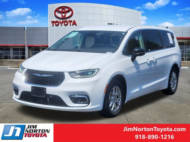 Used 2024 Chrysler Pacifica Touring-L FWD image 3