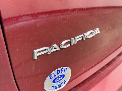 Used 2023 Chrysler Pacifica Touring-L FWD image 7