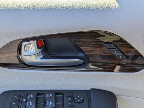 Used 2023 Chrysler Pacifica Limited image 15