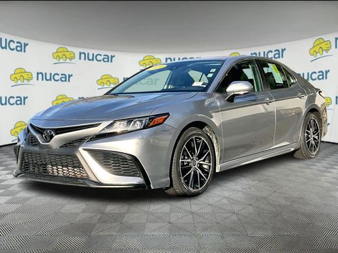 Used 2024 Toyota Camry SE image 3