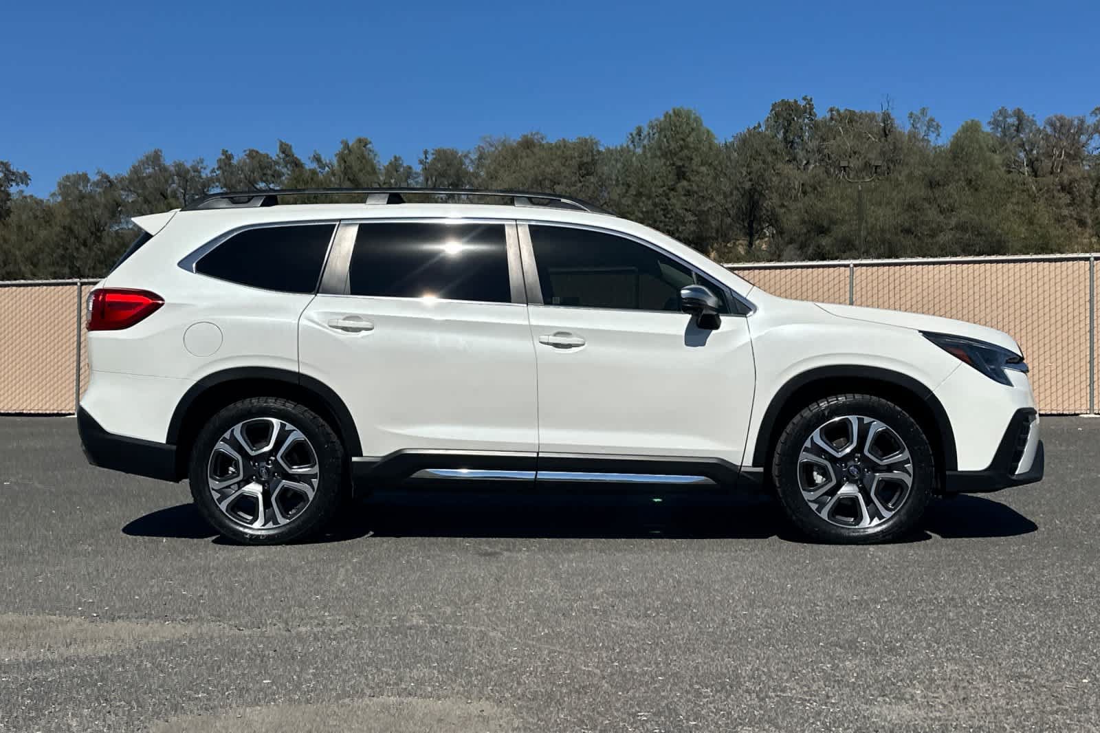 Used 2023 Subaru Ascent Limited w/ Technology Package AWD/4WD image 2