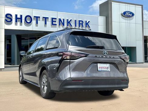 Used 2023 Toyota Sienna LE FWD image 5