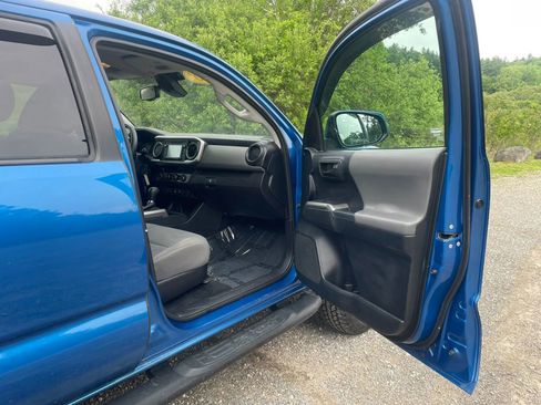Used 2018 Toyota Tacoma SR5 AWD/4WD image 31