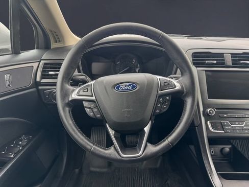 Used 2018 Ford Fusion SE w/ Equipment Group 201A FWD image 12