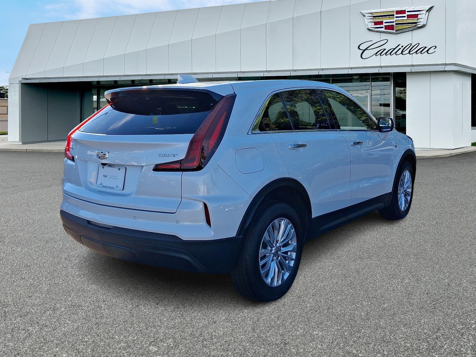 Used 2024 Cadillac XT4 Luxury w/ Cold Weather Package FWD image 4