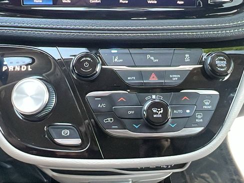 Used 2023 Chrysler Pacifica Touring-L image 27