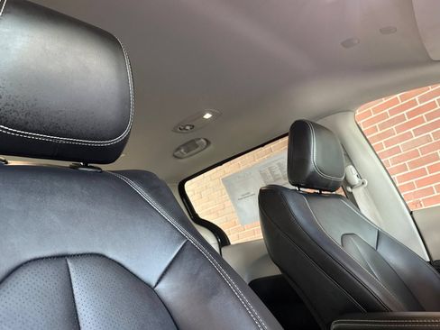 Used 2024 Chrysler Pacifica Touring-L FWD image 18