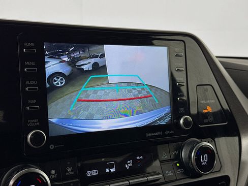 Used 2022 Toyota Highlander XLE AWD/4WD image 13