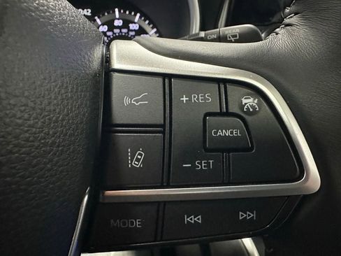 Used 2025 Toyota Highlander XLE image 20