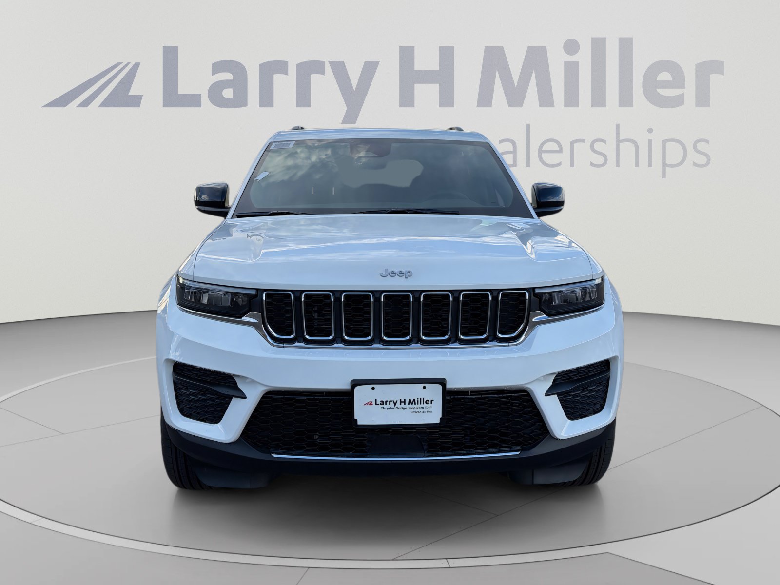 New 2026 Jeep Grand Cherokee Laredo w/ Trailer Tow Package AWD/4WD image 9