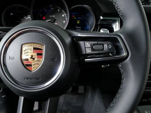 Used 2026 Porsche Macan AWD/4WD image 11