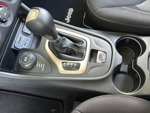 Used 2016 Jeep Cherokee Sport image 21