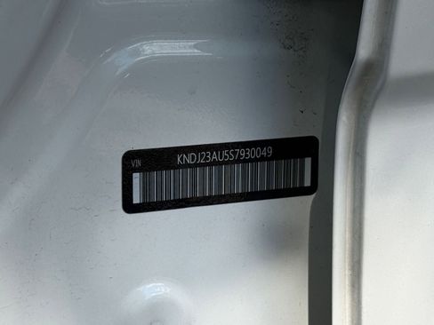 Used 2025 Kia Soul LX w/ LX Technology Package FWD image 27