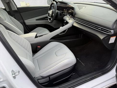 Used 2024 Hyundai Elantra Limited image 11