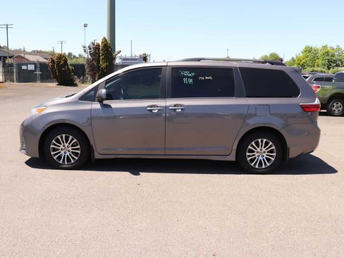 Used 2020 Toyota Sienna XLE Premium w/ Carpet Mat Package FWD image 8