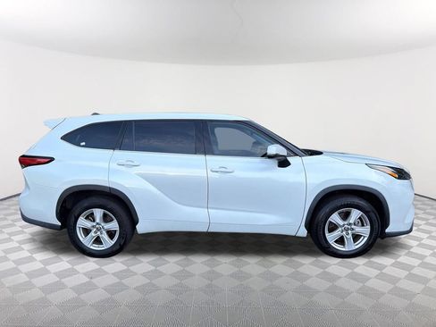 Used 2022 Toyota Highlander L FWD image 4