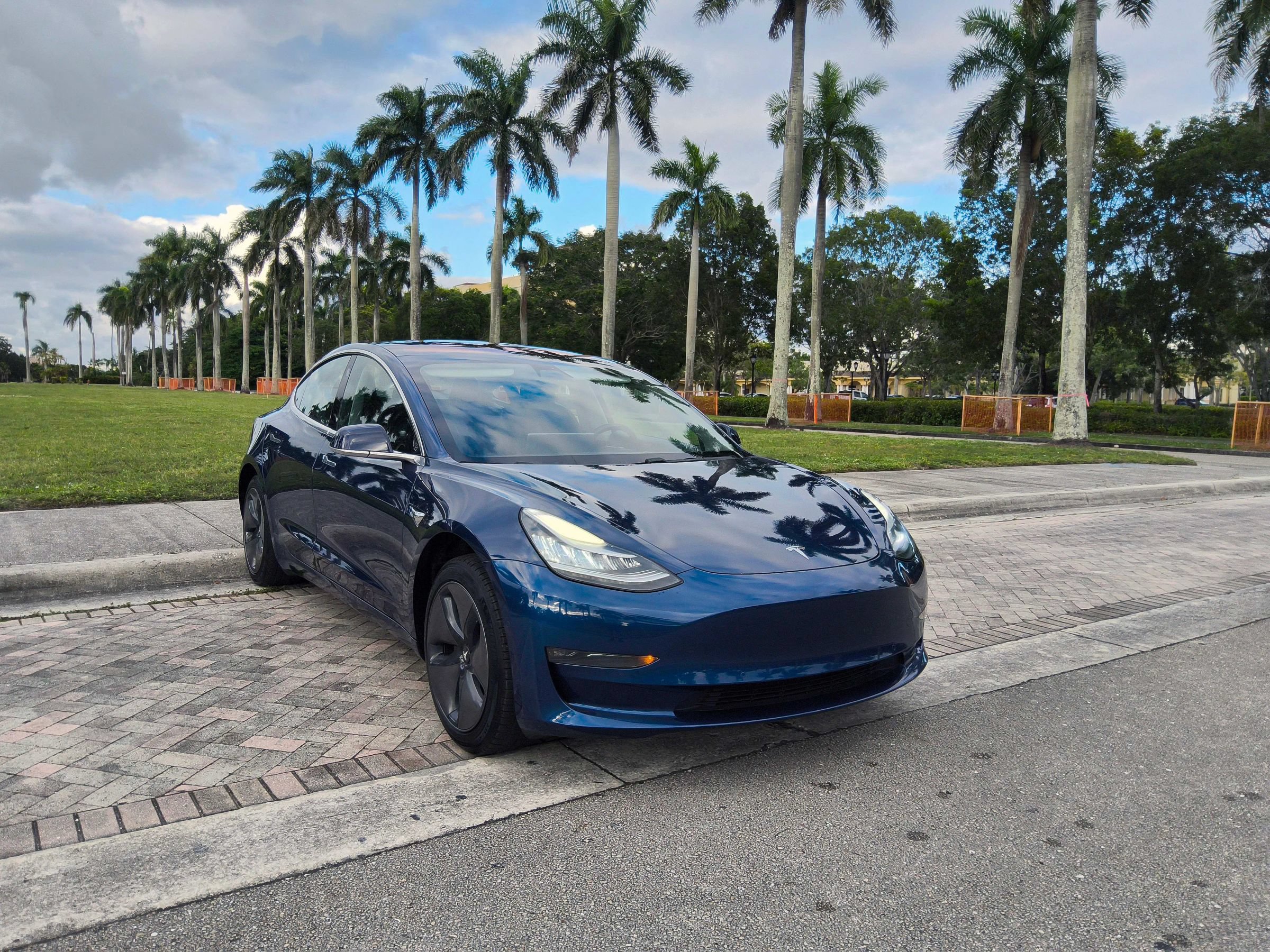 Used 2018 Tesla Model 3 Long Range RWD image 1