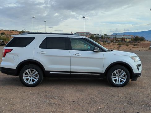 Used 2018 Ford Explorer XLT w/ Equipment Group 202A image 2